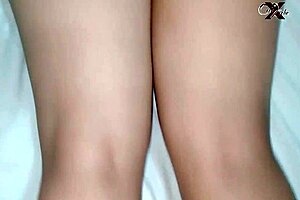 业余棕发年轻美女18+的紧致屁股被我用力操，以为我是她男友，最后内射