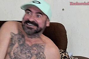 Buurvrouw vraagt suiker, eindigt met kont in auto 😏