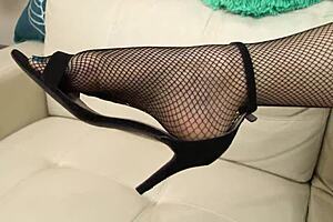 Seduction queen SADIE HOLMES gives jerk off instructions