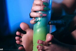 Gorgeous marilou worships feet and masturbates with the queen