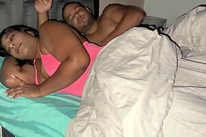 Pobraćim slučajno zameni pola sestru za svoju ženu i jebe je ostavljajući joj pičku punu sperme