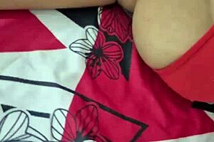 No puedo evitar ver a mi esposa descansando y masturbame mientras la veo