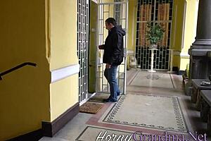 Rothaarige Oma hart gepflügt bevor sie Schwanz lutscht für Gesichtsabspritzen in reifem Hardcore