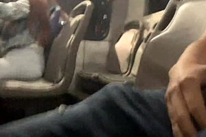 Ukázání ptáka ve veřejným autobusu vede k tomu, že nadržená děvka ho osahává venku