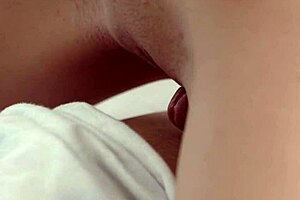 Tukif Com Elle Le Baise Pendant Qu Il Dort Calmement 1080p