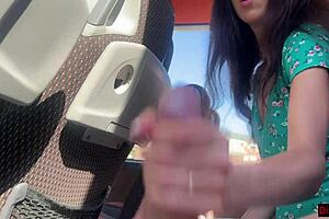 Сумасшедший парень достает свой огромный член в общественном автобусе, но эта милая девушка помогает ему кончить