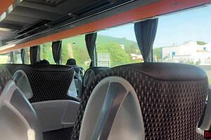 Őrült srác előhúzza a hatalmas faszát a buszon, de ez a csinos csaj segít neki elélvezni.