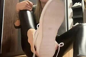 Feetworld Fetish Girl In Nylon Socks And Leather