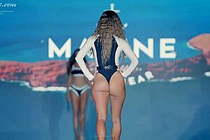 Modelo culonasa shows off her big ass in bikini