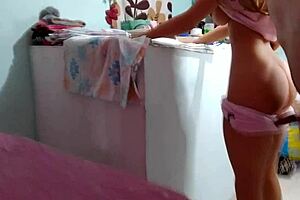 Hermanastra Deja Que Su Hermanastro Frote Y Folle Su Coño Rosado Pero Con Condon