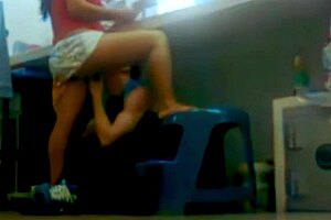 MIENTRAS ESTOY TRABAJANDO EL HIJO DEL PATRÓN ME METE LA VERGA