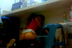 MIENTRAS ESTOY TRABAJANDO EL HIJO DEL PATRÓN ME METE LA VERGA