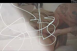 Krása bruneta miluje tvrdé jebání