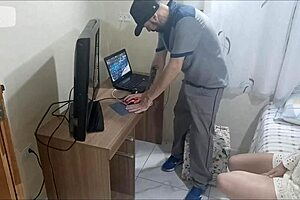 novinha sozinha recebe manutencista tarado