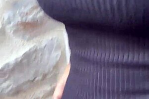 키 큰 18세 브루넷 청년이 공공장소에서 플래시하다가 위험한 POV 크림파이 야외 섹스 위해 몸 숙여