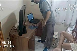 novinha sozinha recebe manutencista tarado