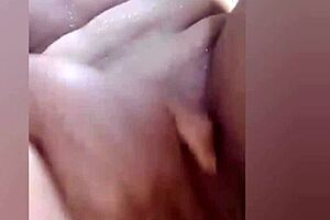 Ma collègue se masturbe dans la douche en se filmant et m'envoie la vidéo!