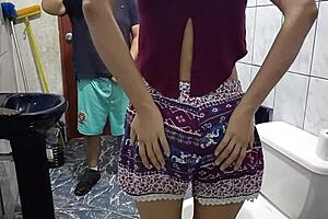 Hezká latinka s malýma 18+ středama přistižená v koupelně, vyndá čurák a šuká těsnou píču