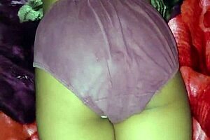 Indian Mommy Licks Pussy Outdoors!