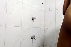 印度少女18+在室内展示她惊人的阴部和乳房