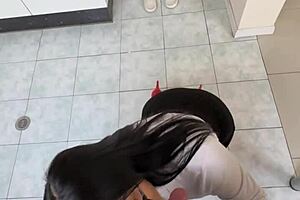 asesora inmobiliaria novata acepta follar con su cliente