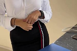 asesora inmobiliaria novata acepta follar con su cliente