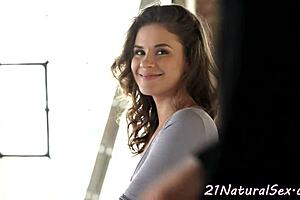 klassig europeisk amatörtjej får avsugning och knulls i missionärställning efter sensuell förspel