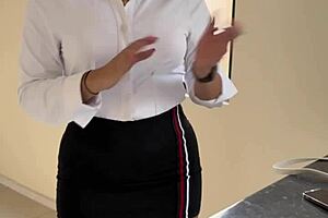 asesora inmobiliaria novata acepta follar con su cliente