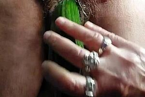 plava baka jebe svoju staru dlakavu pičku velikim krastavcem!