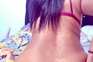 لاتينية مراهقة تفتح مؤخرتها الكبيرة لتحميل شرجي خشن