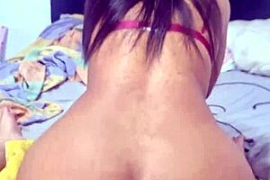 لاتينية مراهقة تفتح مؤخرتها الكبيرة لتحميل شرجي خشن