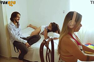 Me Pillan Siendole Infiel a Mi Esposa Tetona con Una Morena Culona Que Me Hace Acabar a Sentones 😈