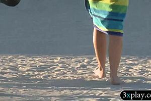 Garotas convencidas a usar biquíni corporal pintado por dinheiro em flashing público na praia