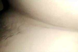 Me follo al mejor amigo de mi marido mientras esta trabajando