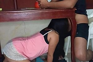 Amante Oculta Debajo De La Mesa Chupando Polla
