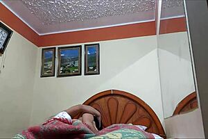 Esposo Ofrece Puta a Amigo Maduro Gordito por Ayuda