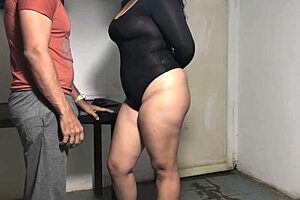 Repartidor Afortunado Con Una Hembra Grandota En Tacones