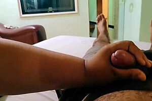 Madrasta conversa com seu enteado é fodida por ele e ainda tem um grande squirt