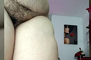 Mamilos Grande E Buceta Peluda Masturbando