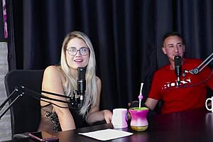 Blonde feels heat, strips in swing house after guest's liberating words