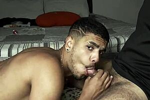 O amigo do meu irm�o vestiu uma calcinha e pediu para fuder ele com for�a