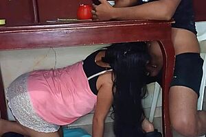 Amante Oculta Debajo De La Mesa Chupando Polla