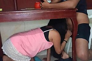 Amante Oculta Debajo De La Mesa Chupando Polla