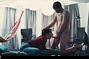 瓦伦蒂娜·纳皮在远足中被当地人操