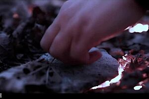 瓦伦蒂娜·纳皮在远足中被当地人操