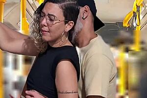 Кучка студентка показва задник и получава сперма на обществения автобус