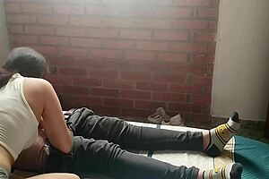 jovencita cachonda me masturba y me saca la leche con su boca