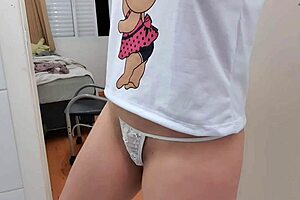 Sua Calcinha É Um Fio Entra Tudo Na Cú Toda Meladinha De Porra Com Vontade De Dar A Buceta Garota Esfrega Seu Grelho Com A Mão Rebolando No Seu Fio Dental