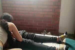 jovencita cachonda me masturba y me saca la leche con su boca