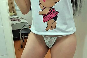 Sua Calcinha É Um Fio Entra Tudo Na Cú Toda Meladinha De Porra Com Vontade De Dar A Buceta Garota Esfrega Seu Grelho Com A Mão Rebolando No Seu Fio Dental
